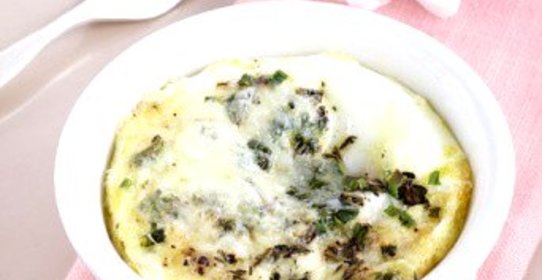 Горячая закуска из карамелизованного лука, рикотты и пармезана