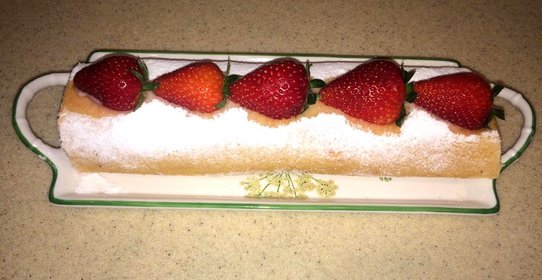Бисквитный рулет с клубникой
