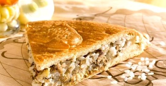 Пирог с рыбной консервой и рисом