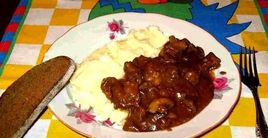 Гуляш из баранины с подливкой