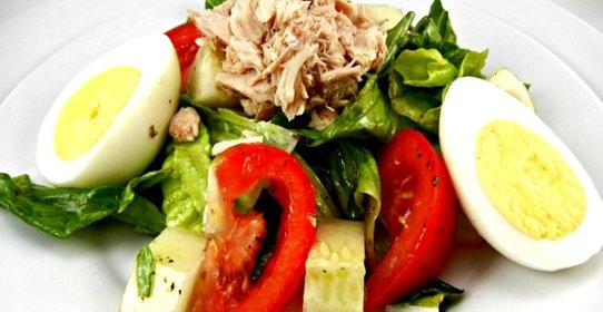 Салат с айсбергом и тунцом