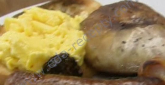 Мясные колбаски с яичницей