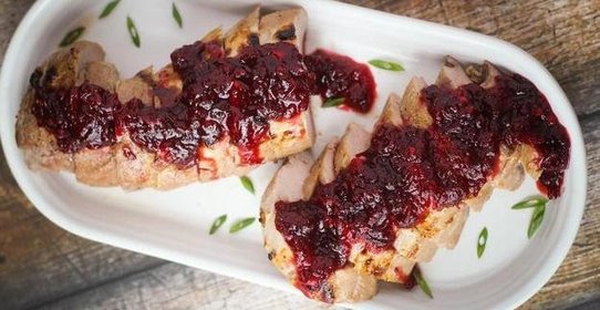 Свинина под клюквенным соусом