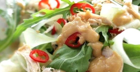 Салат с индейкой, травами и арахисовым соусом