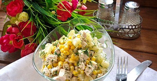 Салат с ананасом, и курицей, и кукурузой