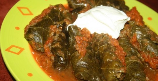 Долма в мультиварке в овощном соусе