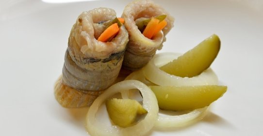 Рулетики из сельди в маринаде