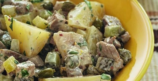 Салат из картофеля с сельдью и телятиной