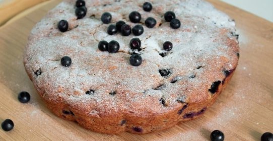 Банановый пирог с черникой