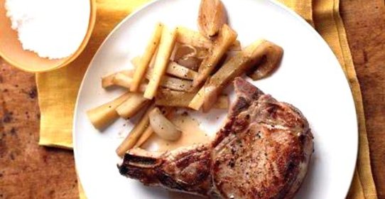 Свиные отбивные с луком и пастернаком
