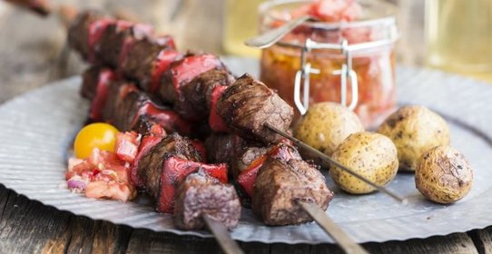 Шашлык из говядины с острой сальсой