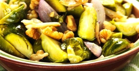 Брюссельская капуста с грецкими орехами и мускатом