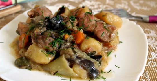Свинина тушеная с овощами