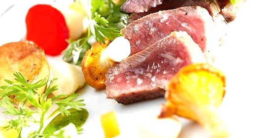 Антрекот с зеленой фасолью и соусом из абрикосов и кинзы