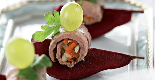 Рулетики из ростбифа с грушами в красном вине