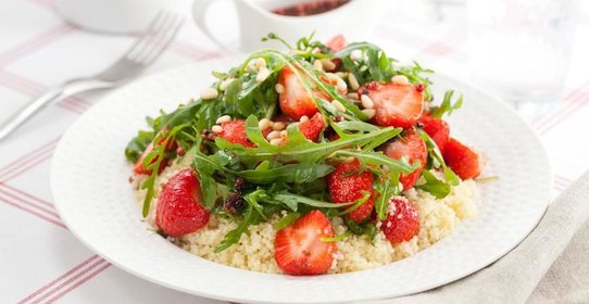 Салат из клубники, кускуса и рукколы