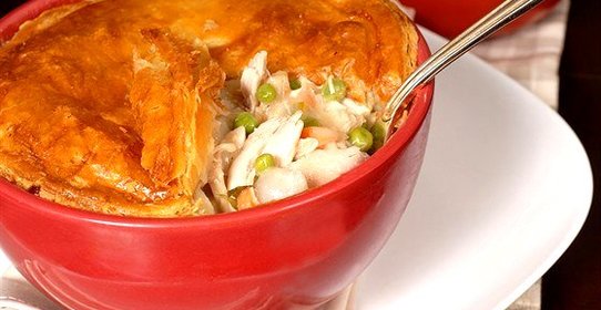 Пирог с курицей и грибами в горшочках