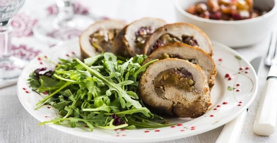 Рулет из свинины с яблоками