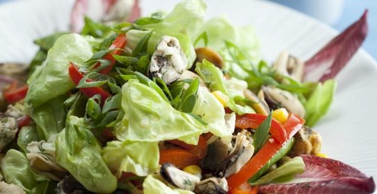 Салат с кукурузой, горошком и мидиями