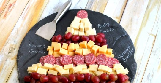 Eлочка из сыра и колбасы