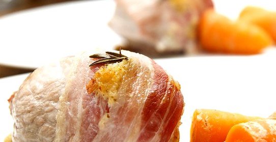 Свинина в беконе с яблоками