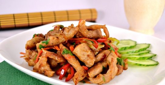 Острая жареная свинина с овощами в китайском стиле