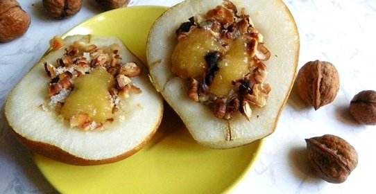 Запеченная груша с орехами