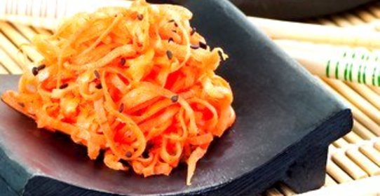 Морковный салат с зеленым луком по‑азиатски