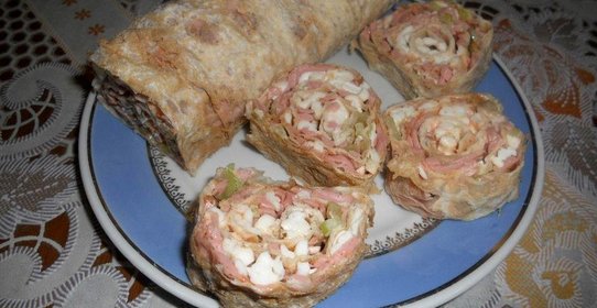 Рулет на основе лаваша с колбасой и сельдереем