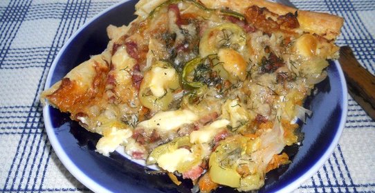 Открытый пирог с колбасой и овощами