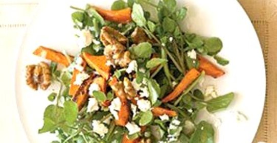 Салат из сладкого картофеля с орехами и сыром