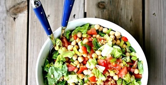 Салат с нутом и свежими овощами