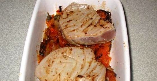 Тунец в томатном соусе