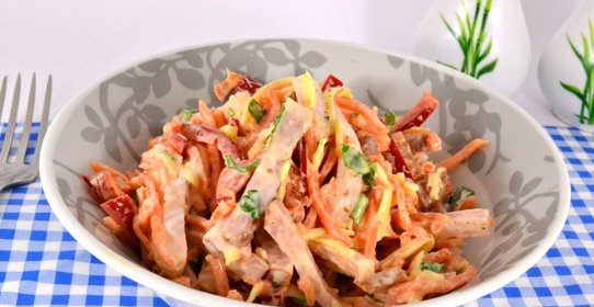 Салат с варено-копченой грудинкой, сыром и корейской морковью