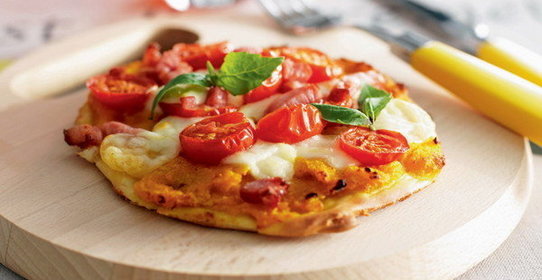 Пицца с китайской тыквой, помидорами и моцареллой