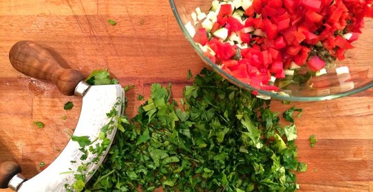 Табуле из киноа с булгуром и маринованными артишоками