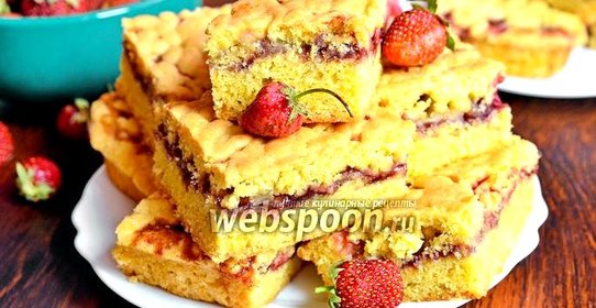 Пирог с клубникой, бананами и смородиновым вареньем