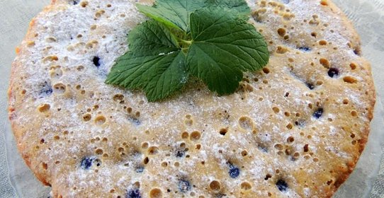 Шарлотка со смородиной