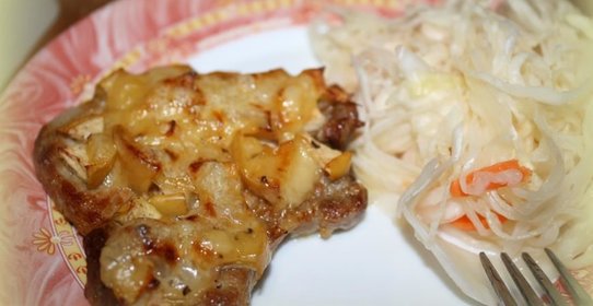 Свиные отбивные с яблоками