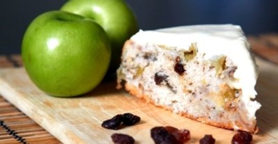 Шарлотка с орехами и яблоками