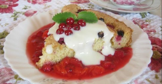 Сочная манная шарлотка с соусами