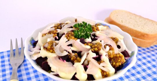 Салат со свеклой и маринованными огурцами