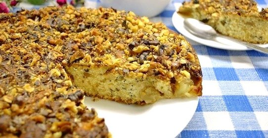 Яблочный пирог с мёдом, орехами и маком