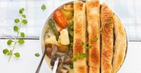 Ленивый вегетарианский пирог в горшочке с овощами