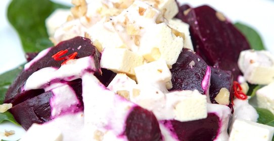 Зеленый салат со свеклой и сыром