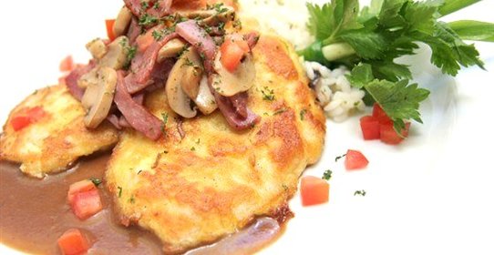 Телятина, тушеная с грибами и ветчиной