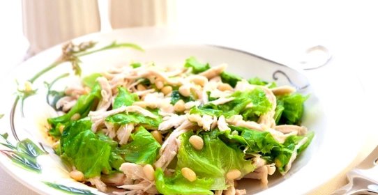 Салат с куриным филе и кедровыми орешками