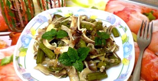 Салат со свиными ушками