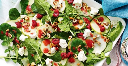 Салат с яблоками и малиной