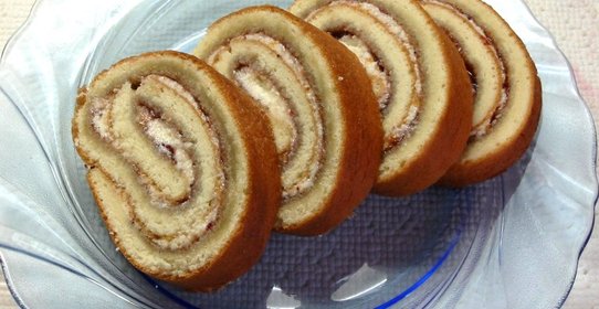 Бисквитный рулет с ягодной начинкой